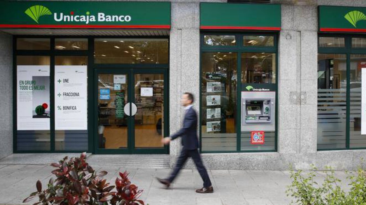 Unicaja ingresa 318 millones al vender a Santalucía los seguros de Liberbank
