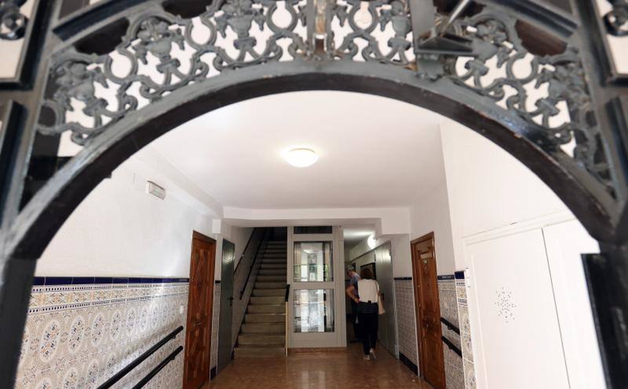 Una forja de hierro enmarca la entrada a un bloque de Santuario con el ascensor ya instalado en el vestíbulo