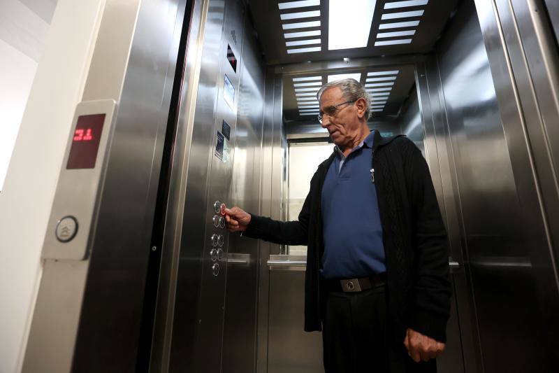 Pedro Román, de 73 años, llama el reluciente ascensor de su bloque en Santuario, instalado hace algo más de dos años según recuerda; es igual de estrecho que los demás y apenas caben dos personas a la vez