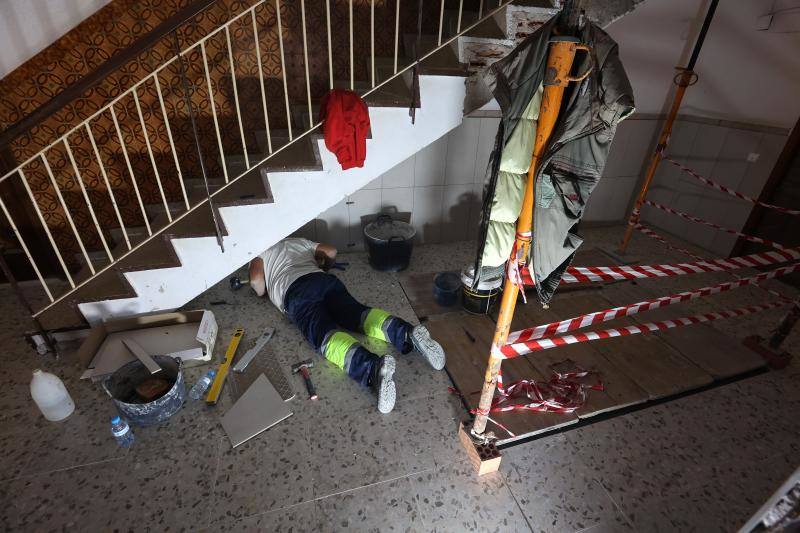 Un albañil se afana en las obras de instalación de un ascensor en Santuario, comenzadas hace algo menos de dos meses; si todo va bien, el montacargas (que se hace por encargo en Bilbao), estará operativo en marzo de 2023