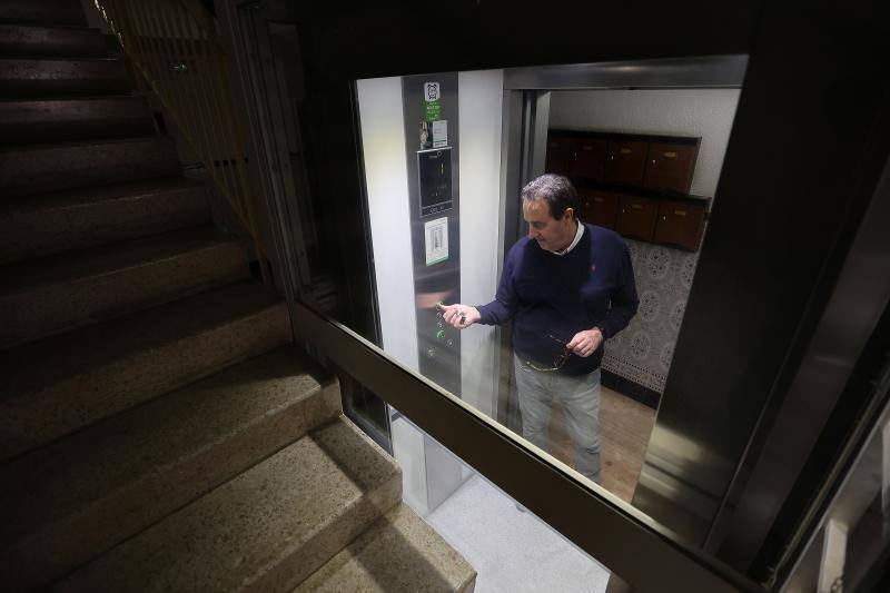 Juan, vecino del Pasaje de los Comuneros, llama el ascensor de su bloque; dispone de él desde hace unos cinco años