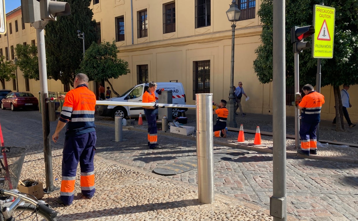Los operarios colocan la barrera en la calle Amador de los Ríos
