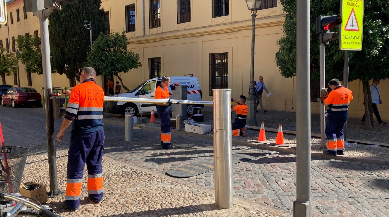 Una barrera refuerza la pilona de Amador de los Ríos en Córdoba