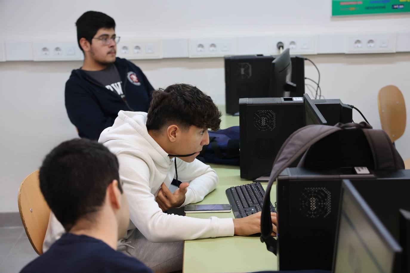 La visita de la consejera de Educación al instituto Maimónides, de Córdoba, en imágenes