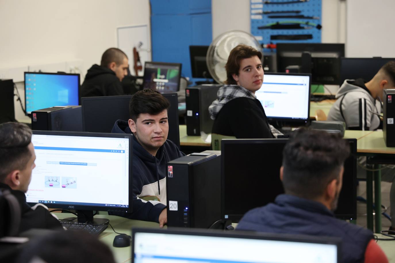 La visita de la consejera de Educación al instituto Maimónides, de Córdoba, en imágenes