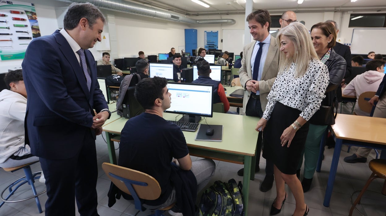 La visita de la consejera de Educación al instituto Maimónides, de Córdoba, en imágenes