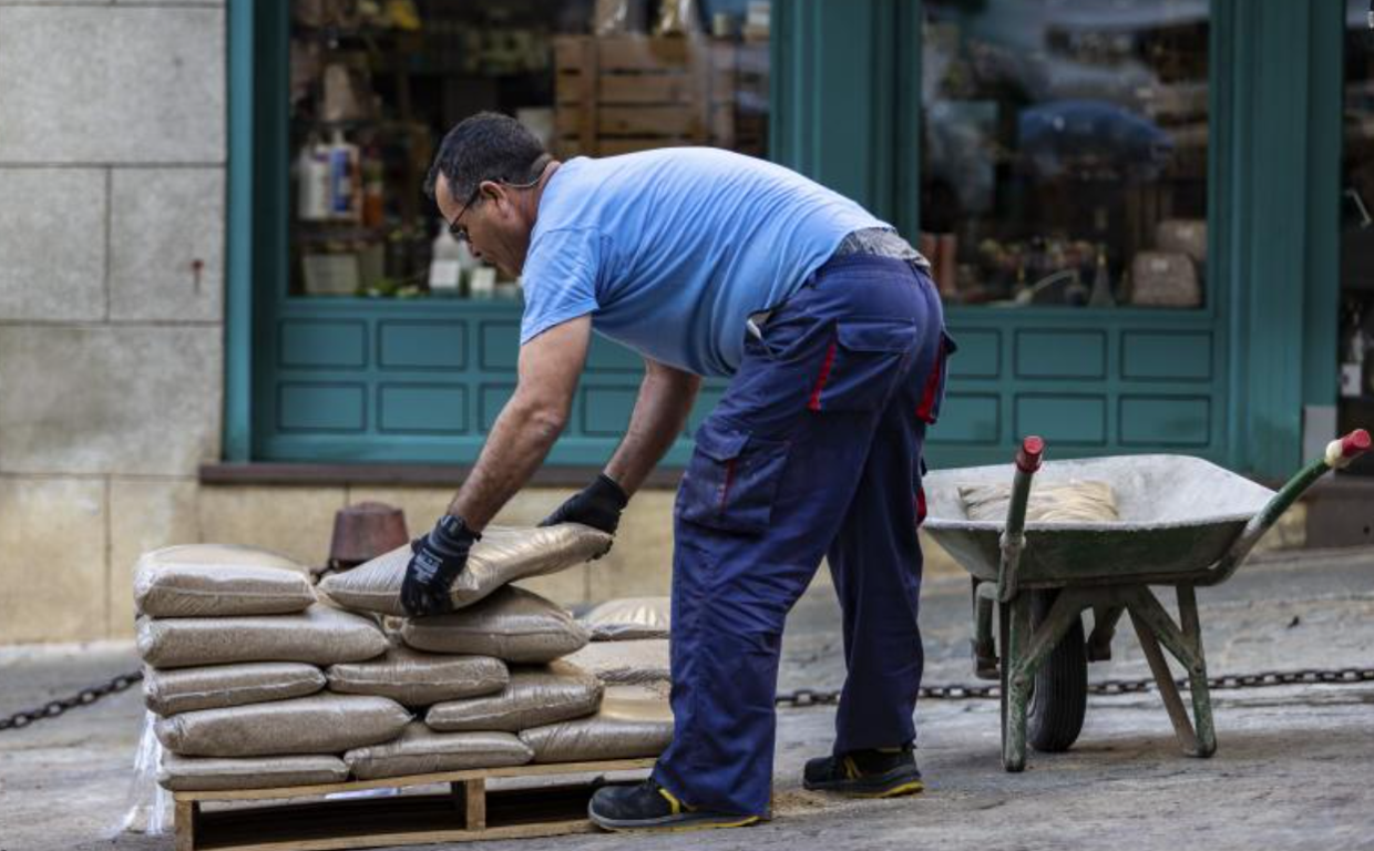 Un trabajador de la construcción en una obra en foto de archivo