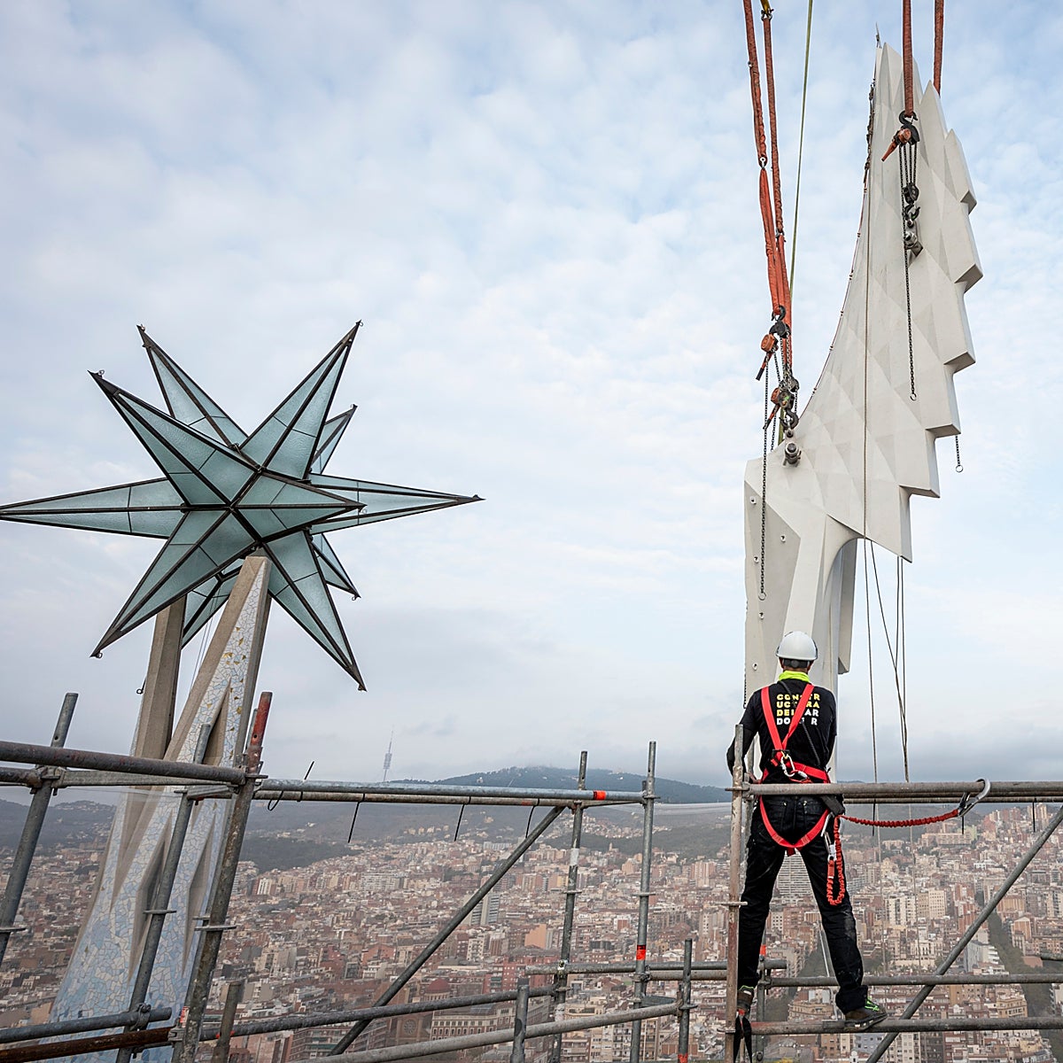 La espectacular colocación de las alas en una de las torres centrales de la Sagrada Familia