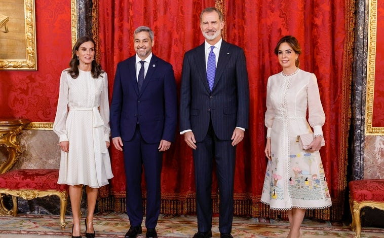 El lío en la foto de los Reyes con el presidente de Paraguay y su esposa