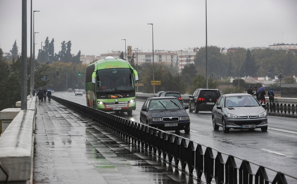 Tráfico por el puente de San Rafael de Córdoba