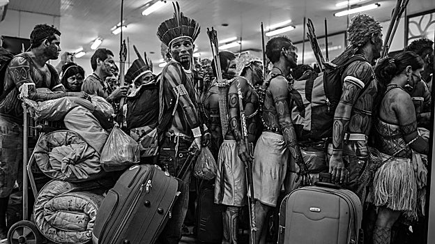 Miembros de la comunidad mundurukú fotografiados por Lalo de Almeida en el aeropuerto de Altamira