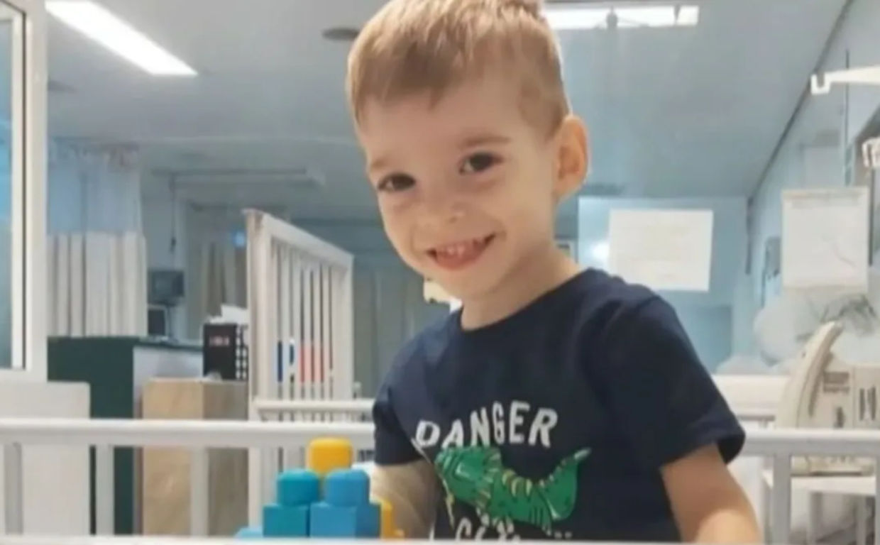 El pequeño Óliver, de 2 años de edad