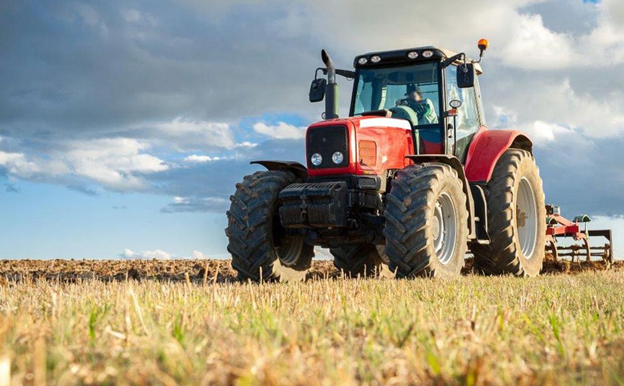 Un tractor en labores del campo