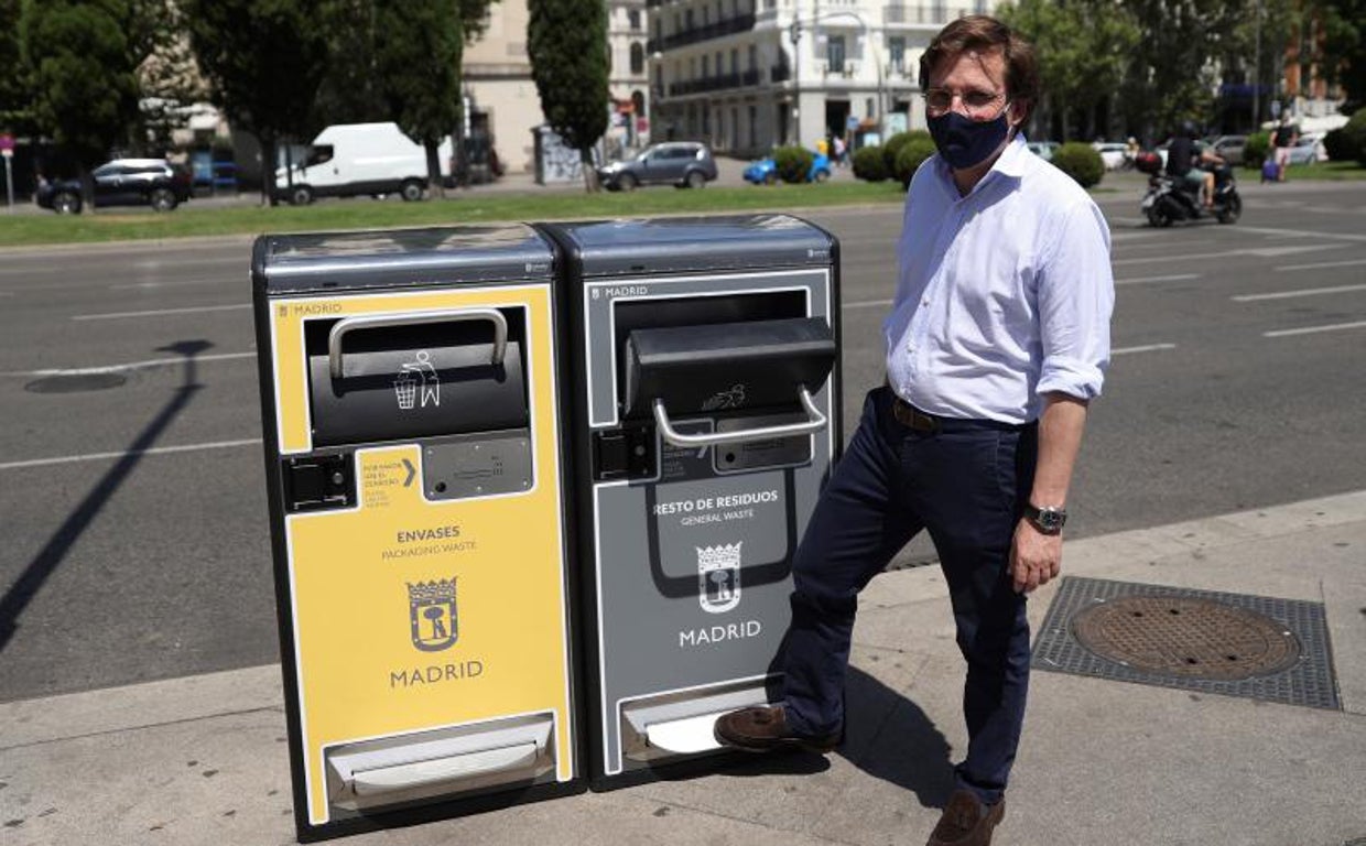 El alcalde José Luis Martínez-Almeida presenta, en julio de 2020, las papeleras inteligentes