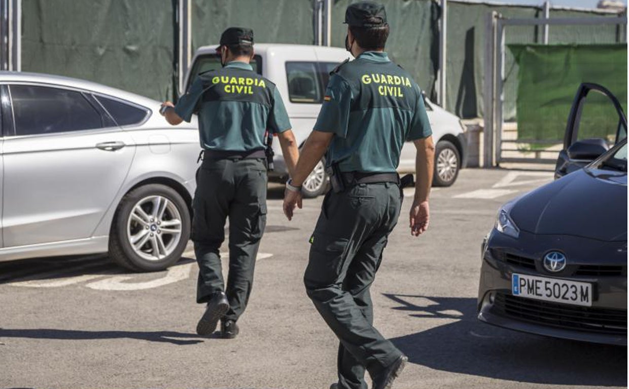 Imagen de archivo de dos agentes de la Guardia Civil