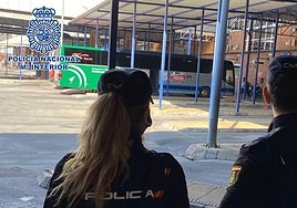 Tres horas de acoso en un autobús de Sevilla a Málaga por ser homosexual: «Te voy a meter plomo»