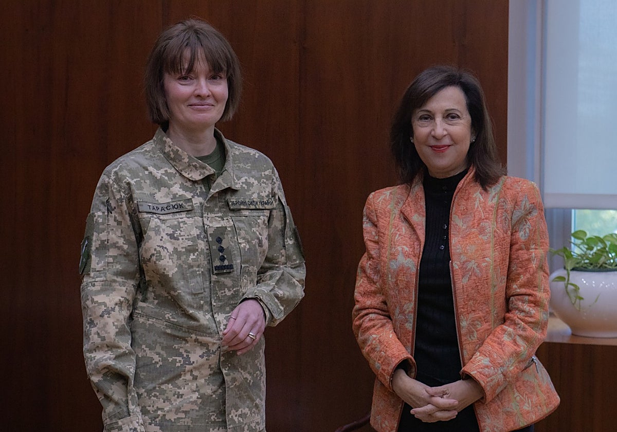La ministra de Defensa, Margarita Robles junto a la coronel ucraniana Yulia Tapaciok