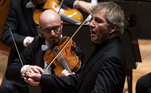Therry Fischer, en un momento del concierto, en su 'debut' como nuevo director titular de la OSCyL