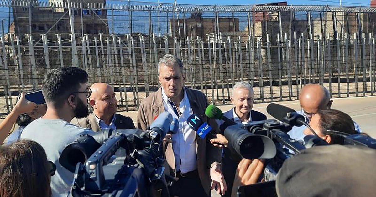 El vicepresidente de Vox Javier Ortega Smith (c), en declaraciones a los medios durante su visita a Melilla el domingo