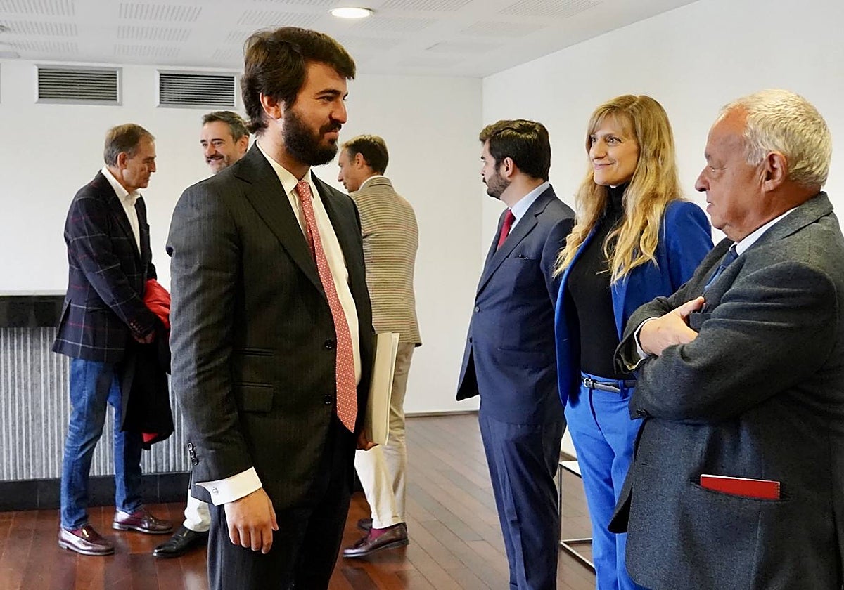 García-Gallardo conversa con Mar Sancho y Gonzalo Santonja en la presentación del nuevo proyecto