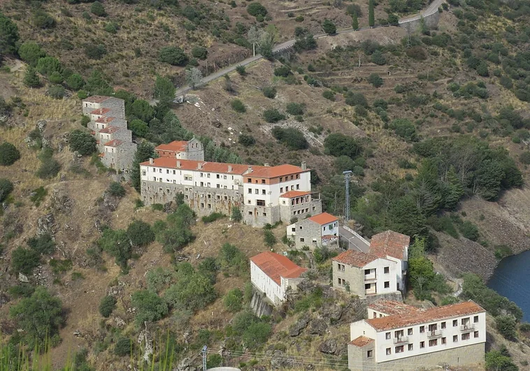 Salto de Castro, el pueblo de Zamora que puede comprarse con casas, escuela y cuartel por 260.000 euros