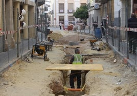 Una avería por unas obras  deja durante seis horas sin agua a los vecinos del Centro de Montilla