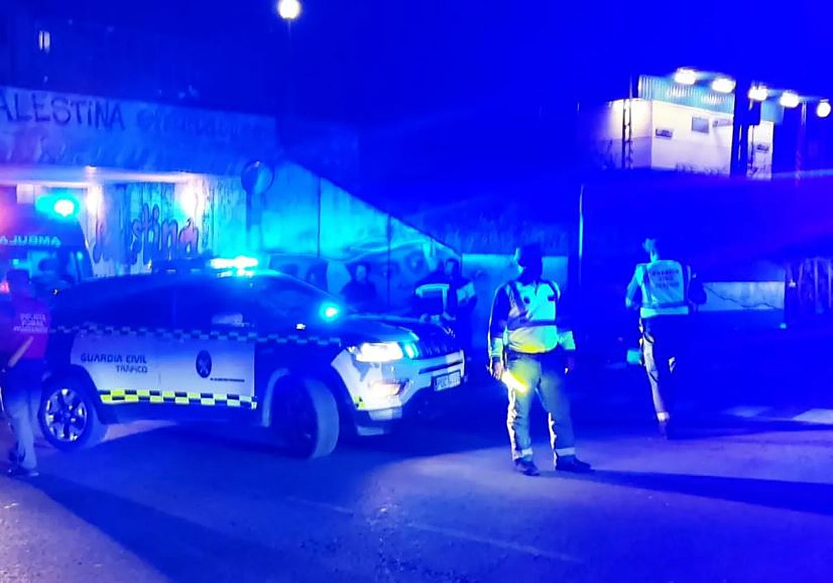 Agentes de la Guardia Civil en el lugar del accidente