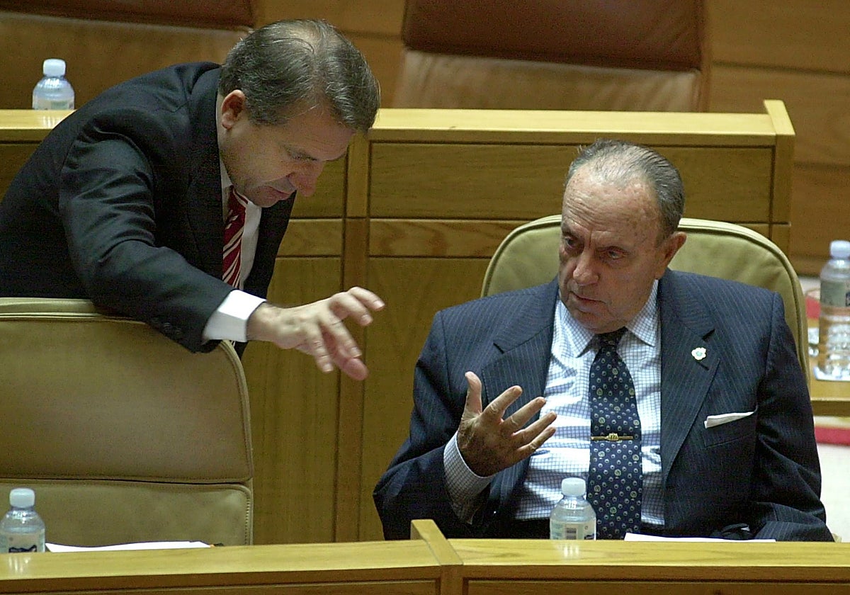 Xosé Cuiña habla con Manuel Fraga en el Parlamento de Galicia, en una imagen de 2002