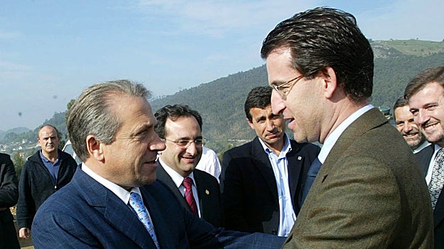 Cuiña saluda a su sucesor en la Consellería de Política Territorial, Alberto Núñez Feijóo, durante una inauguración en mayo de 2003