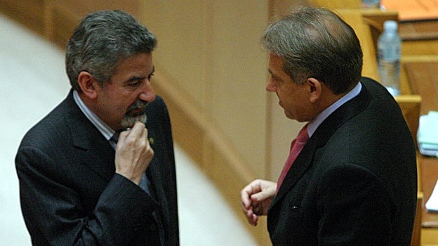 Jesús Palmou habla con Cuiña, en una imagen de 2004 en el Parlamento de Galicia