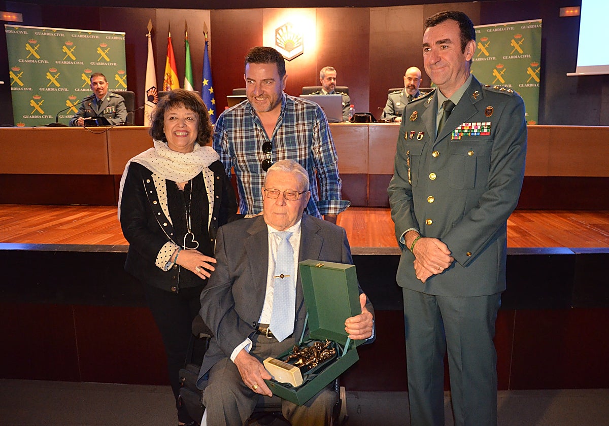 El agente retirado Francisco Giraldo Berni recibe una condecoración