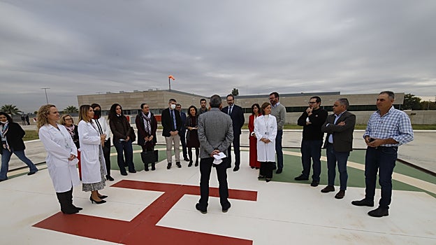 Autoridades y responsables sanitarios en el helipuerto del centro