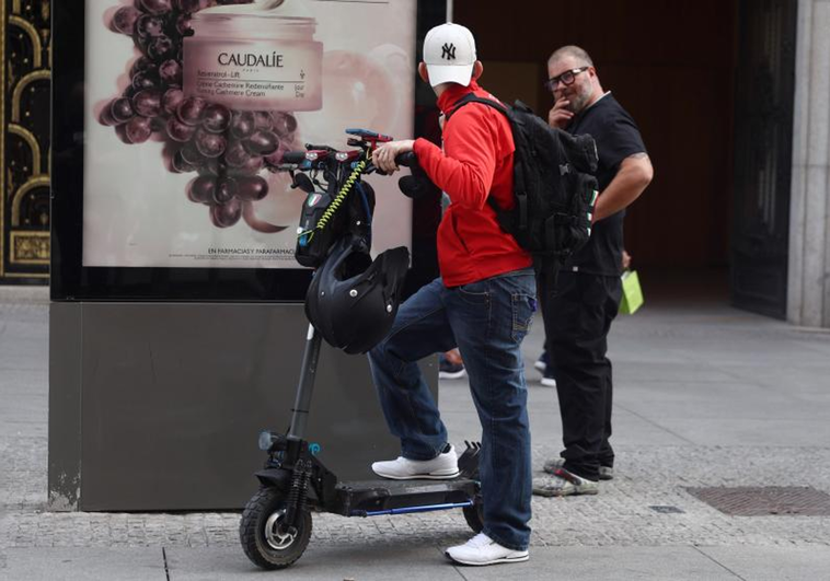 Detenidos tres miembros de una familia que vendía droga en patinete eléctrico