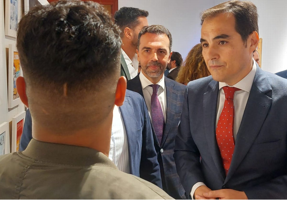 Arriba, el consejero de Justicia, José Antonio Nieto, ayer en Alcalá de Guadaíra en 'Ars Iuvenis,' con trabajos de artesanía realizados por menores de los centros de internamiento