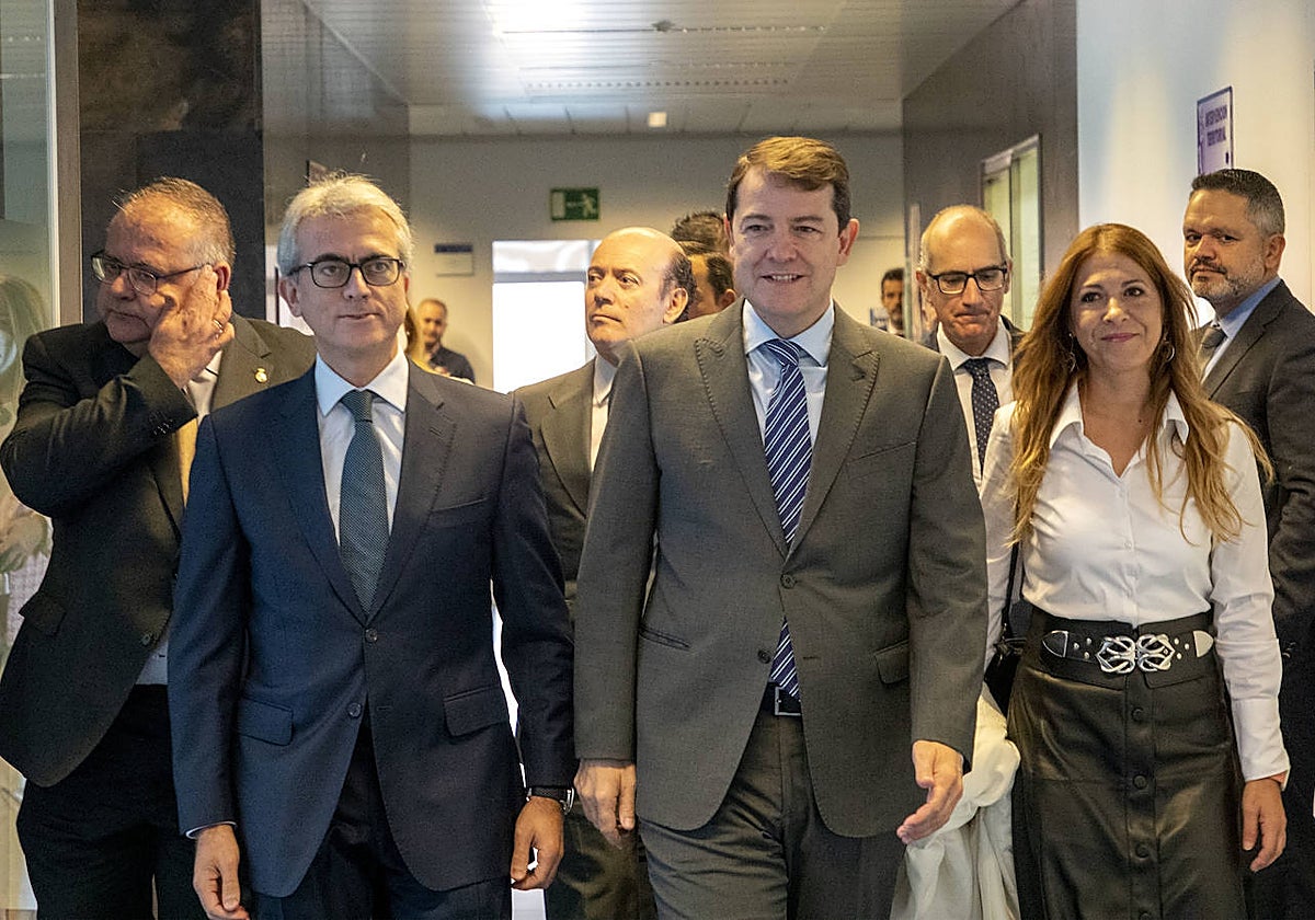 Fernández Mañueco y el presidente del Grupo Novartis, Jesús Ponce, durante la presentación del proyecto