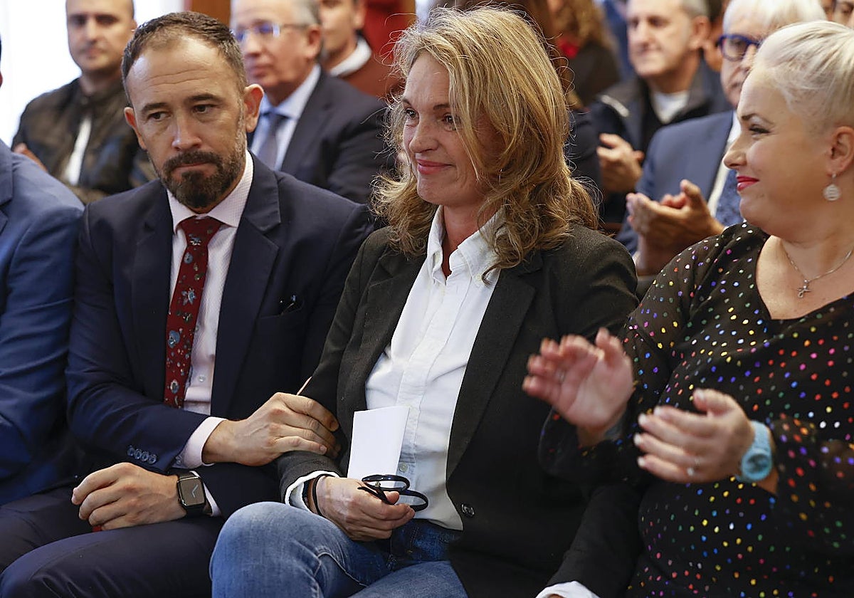 El delegado del Gobierno, Denis Itxaso, junto a Véronique Caplanne (víctima del GAL) y Nerea Barrios (víctima de ETA)