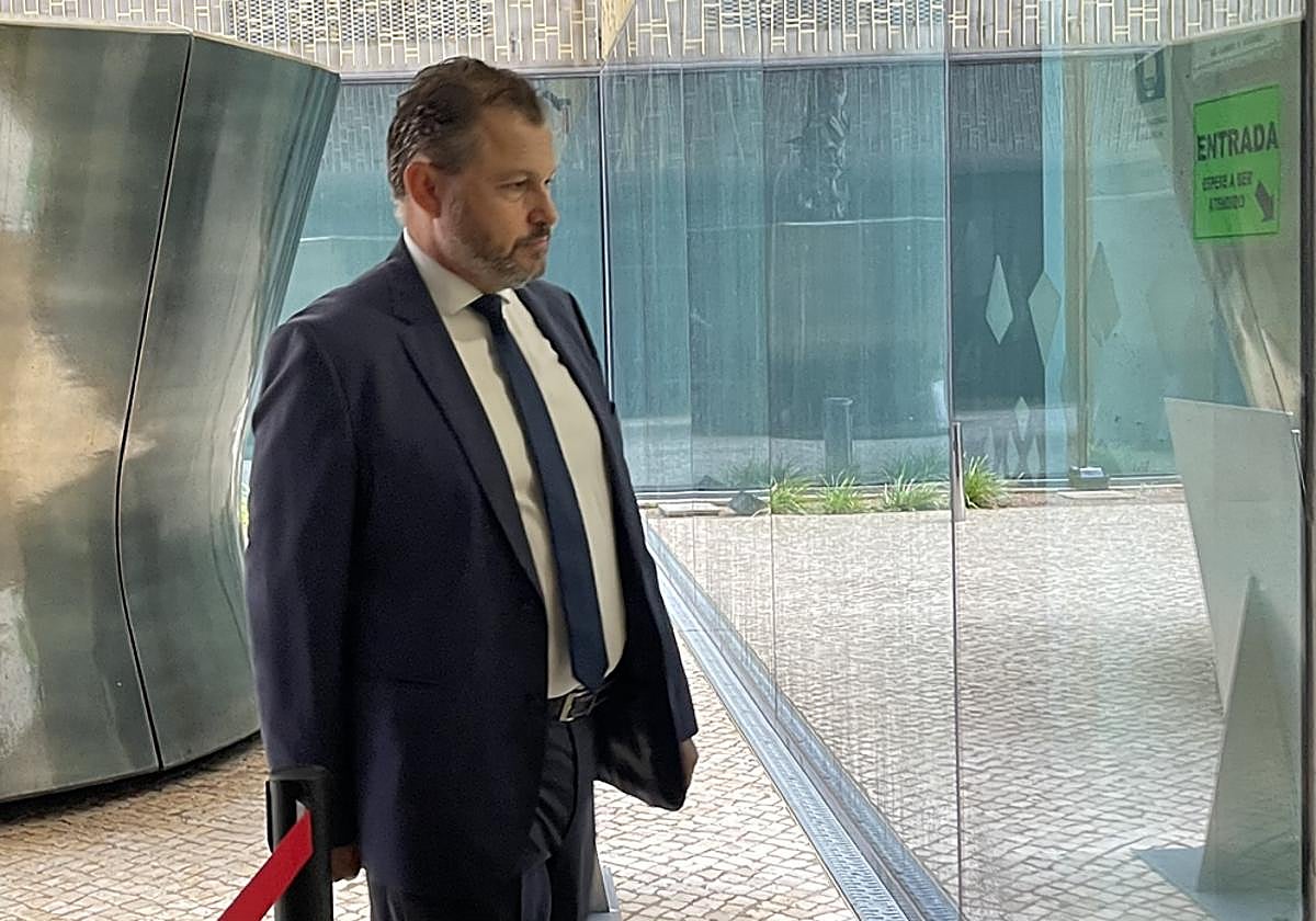 El exconcejal de Infraestructuras David Dorado a su entrada a declarar como denunciante en el juzgado