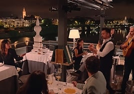 La serie de Netflix rodada en Sevilla en la que sólo el servicio y los delincuentes hablan andaluz