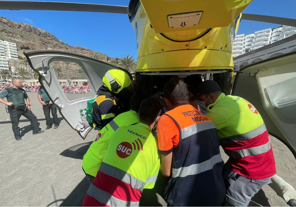 Rescate de víctima por el helicóptero del SUC en la playa de Taurito, Gran Canaria