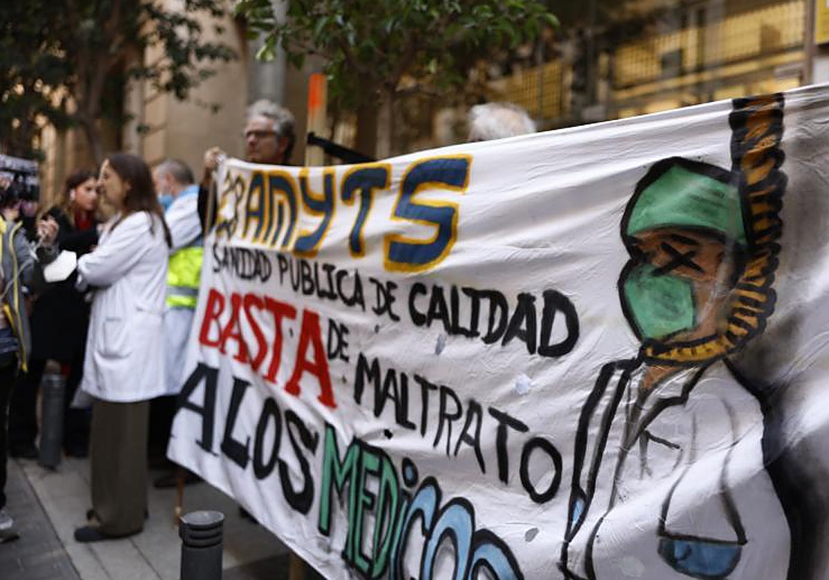 Médicos de urgencias extrahospitalarias de Atención Primaria de Madrid participaron este lunes en una concentración