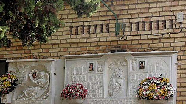 Imagen de archivo de las lápidas de las niñas de Alcàsser