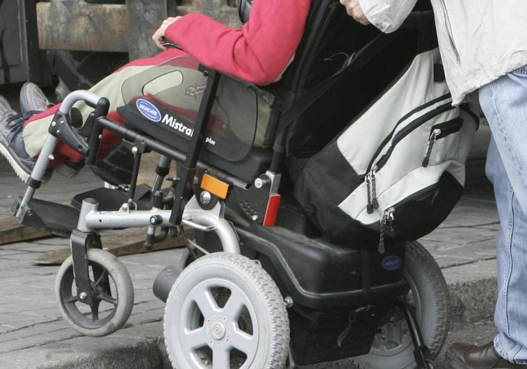 Roban una silla de ruedas adaptada a una menor en Gijón: «Ahora tiene miedo»