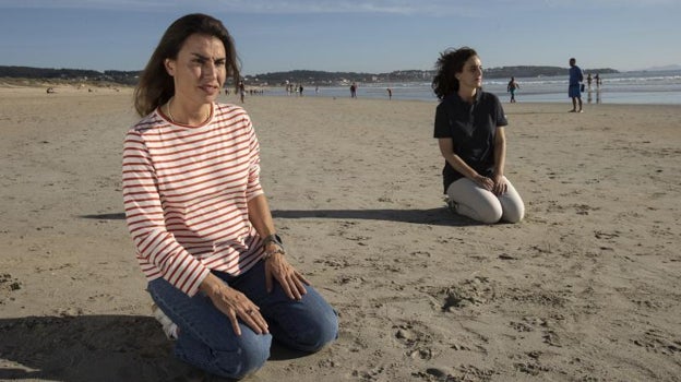 Imagen después - Como tantos jóvenes, gallegos y de fuera, Olalla y Rocío se lanzaron a las playas, la de A Lanzada en su caso: «Eso era inabarcable, el chapapote se nos metía dentro del cuerpo».