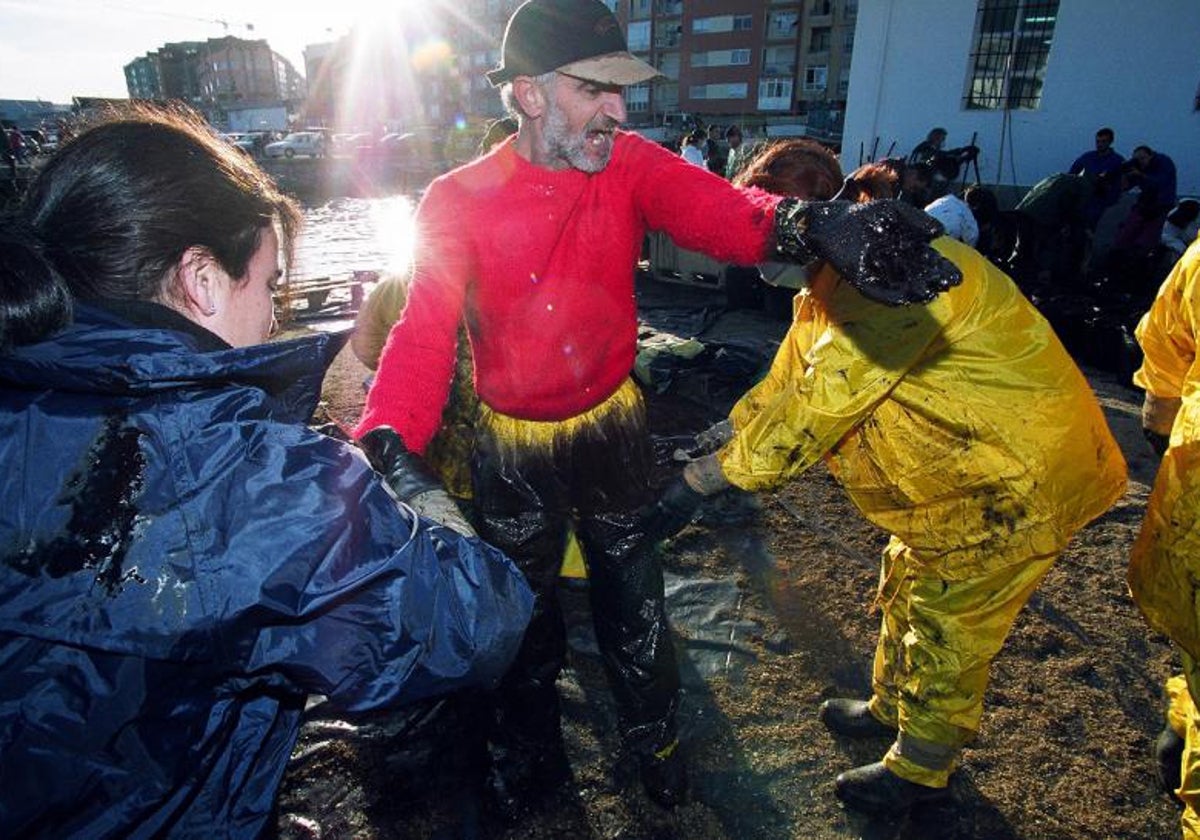 Vecinos, marineros y voluntarios se batieron cuerpo a cuerpo contra la marea negra durante semanas