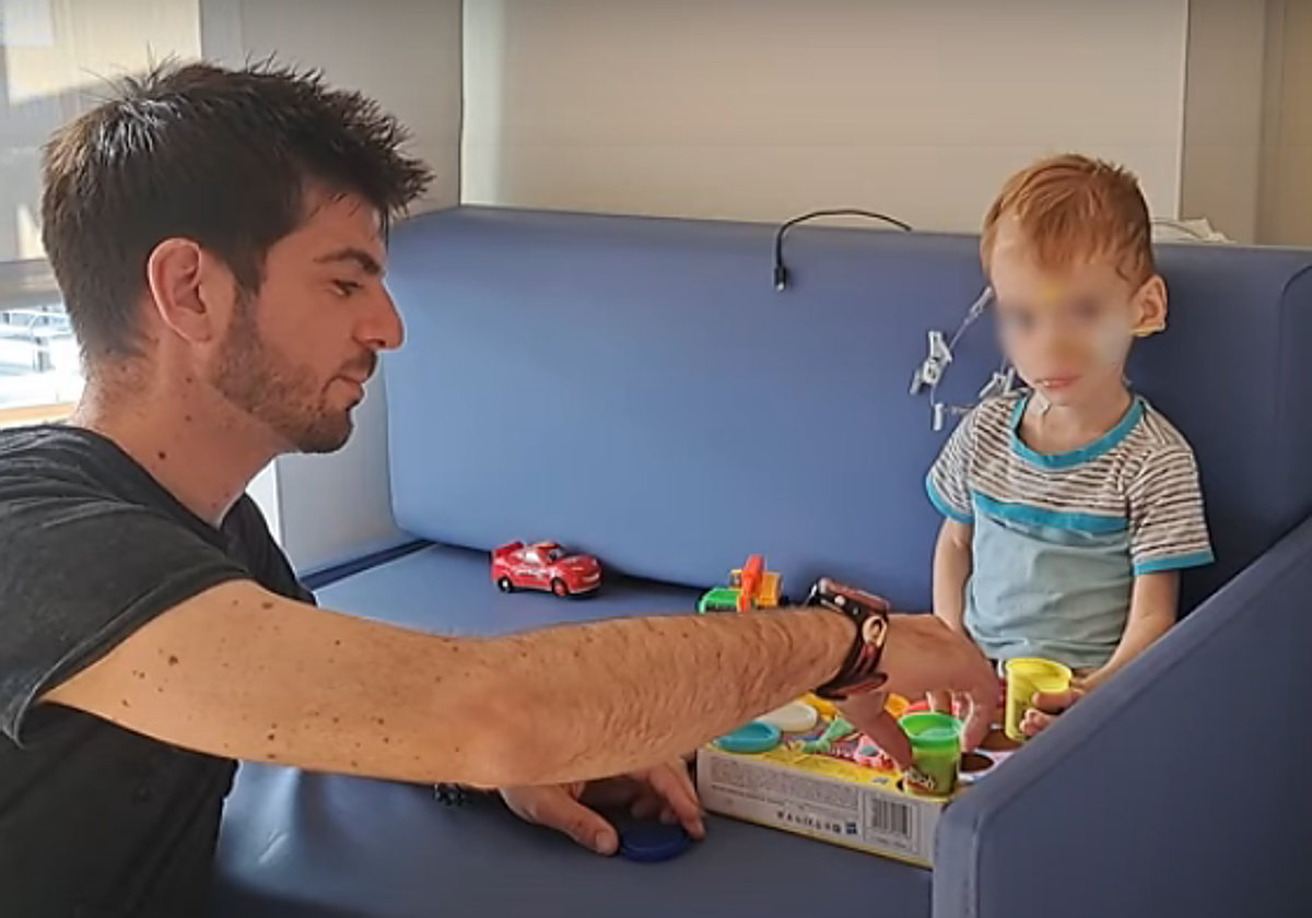 Óliver con su padre en el hospital