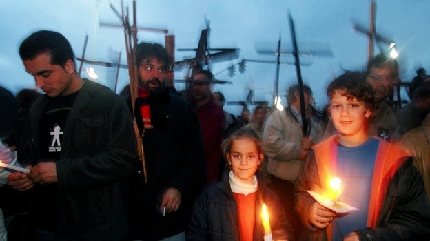 Imagen antes - Rosalía y Roque eran niños cuando iban con Lois, su padre, a las manifestaciones de 'Nunca Máis', en las que él tuvo un papel activo ante una «sensación de tristeza, desastre y abandono» por parte de las autoridades.