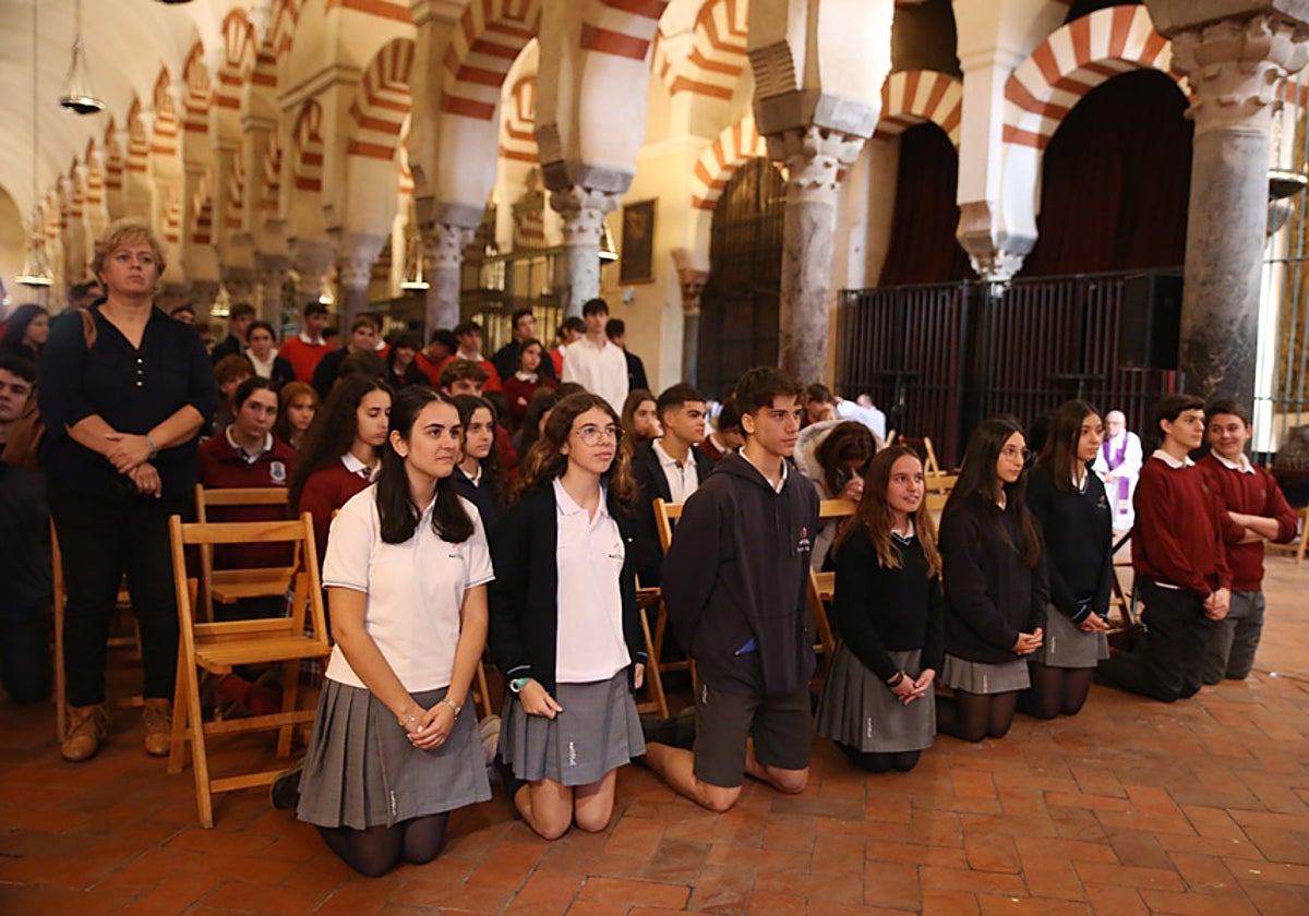 Jóvenes participantes en el acto en la Catedral