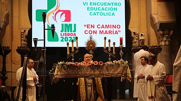 Acto de adoración al Santísimo, oficiado por el vicario general