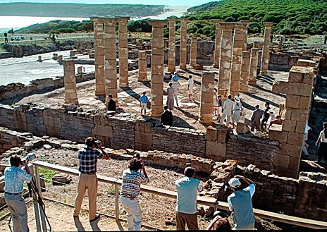 Imagen secundaria 1 - Secuencia rodada en las ruinas de Baelo Claudia, en Cádiz.