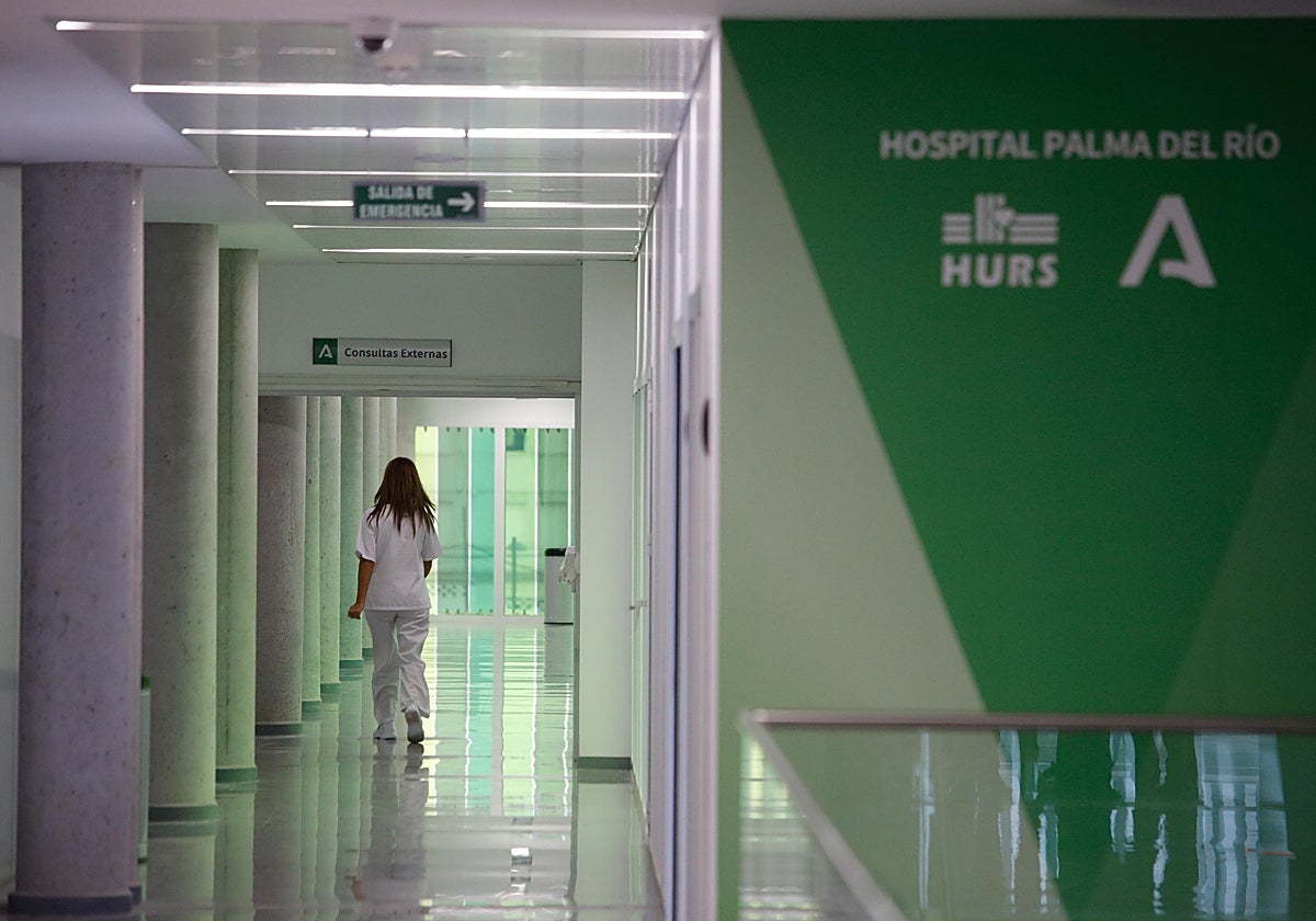 Una profesional en un pasillo del Hospital de Palma